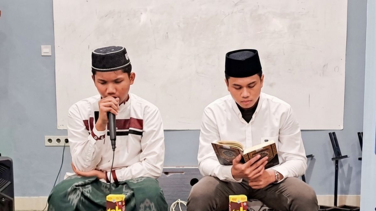 Santri YKMSD membaca Al-Qur'an